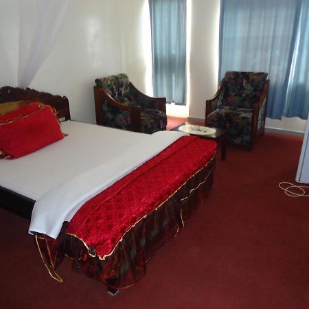 Brisk Hotel Triangle Njeru Esterno foto