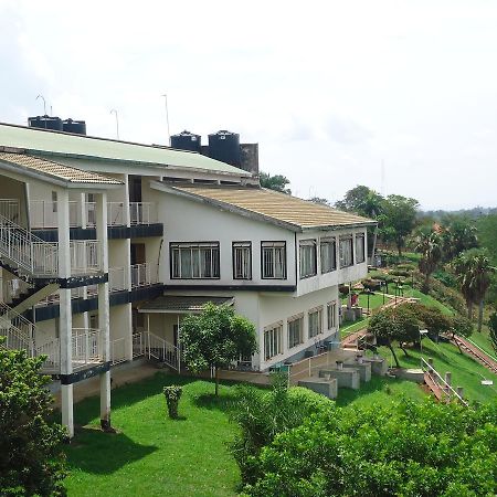Brisk Hotel Triangle Njeru Esterno foto