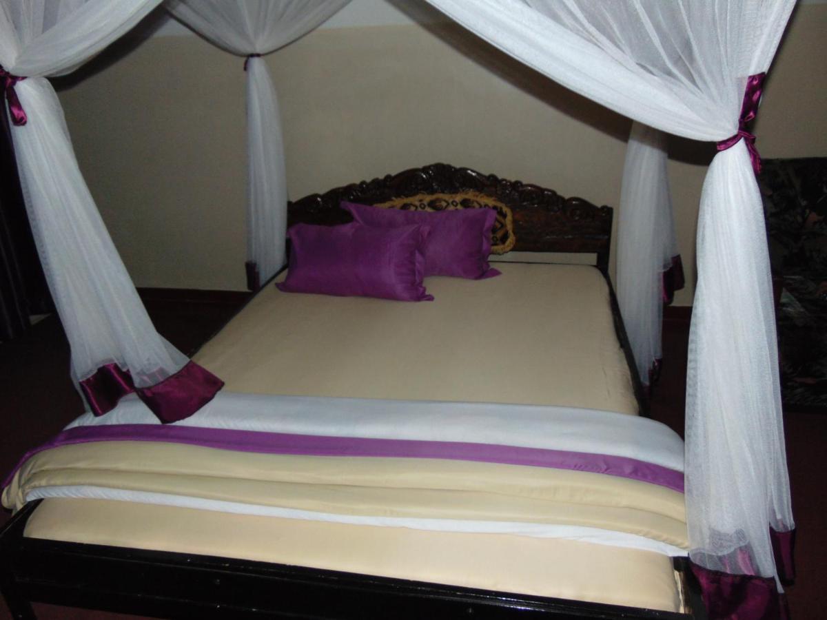 Brisk Hotel Triangle Njeru Esterno foto