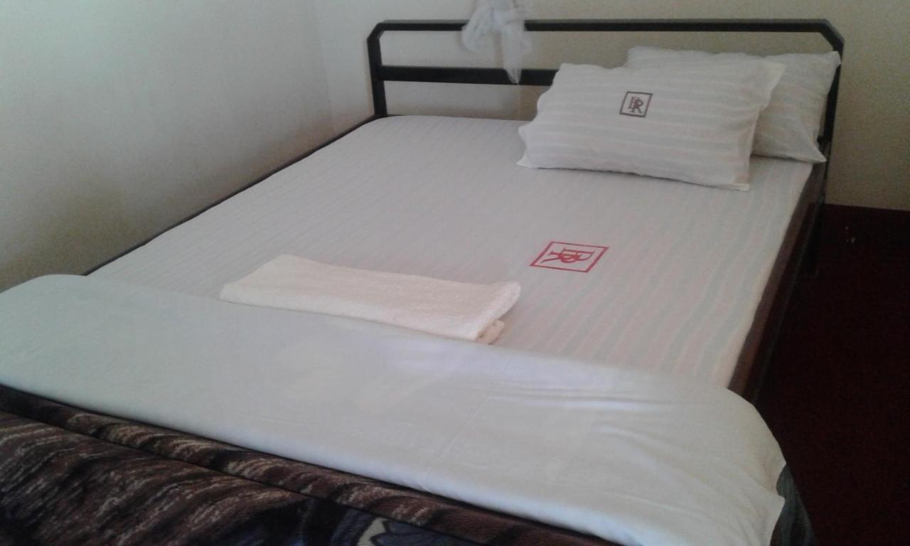 Brisk Hotel Triangle Njeru Esterno foto
