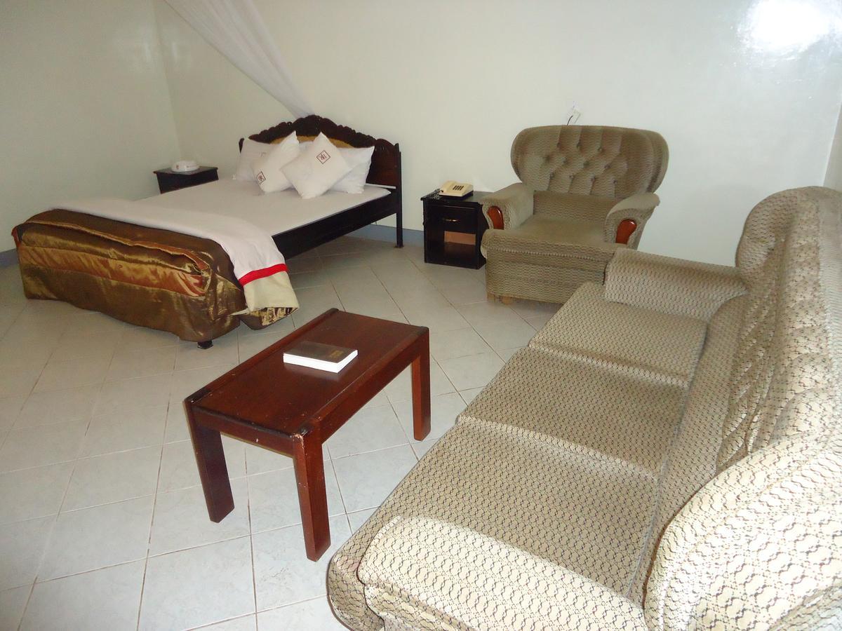 Brisk Hotel Triangle Njeru Esterno foto