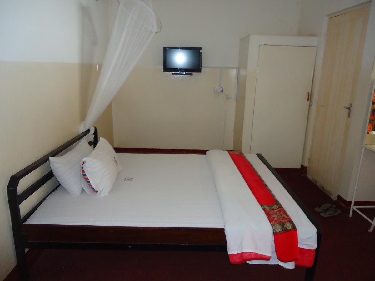 Brisk Hotel Triangle Njeru Esterno foto
