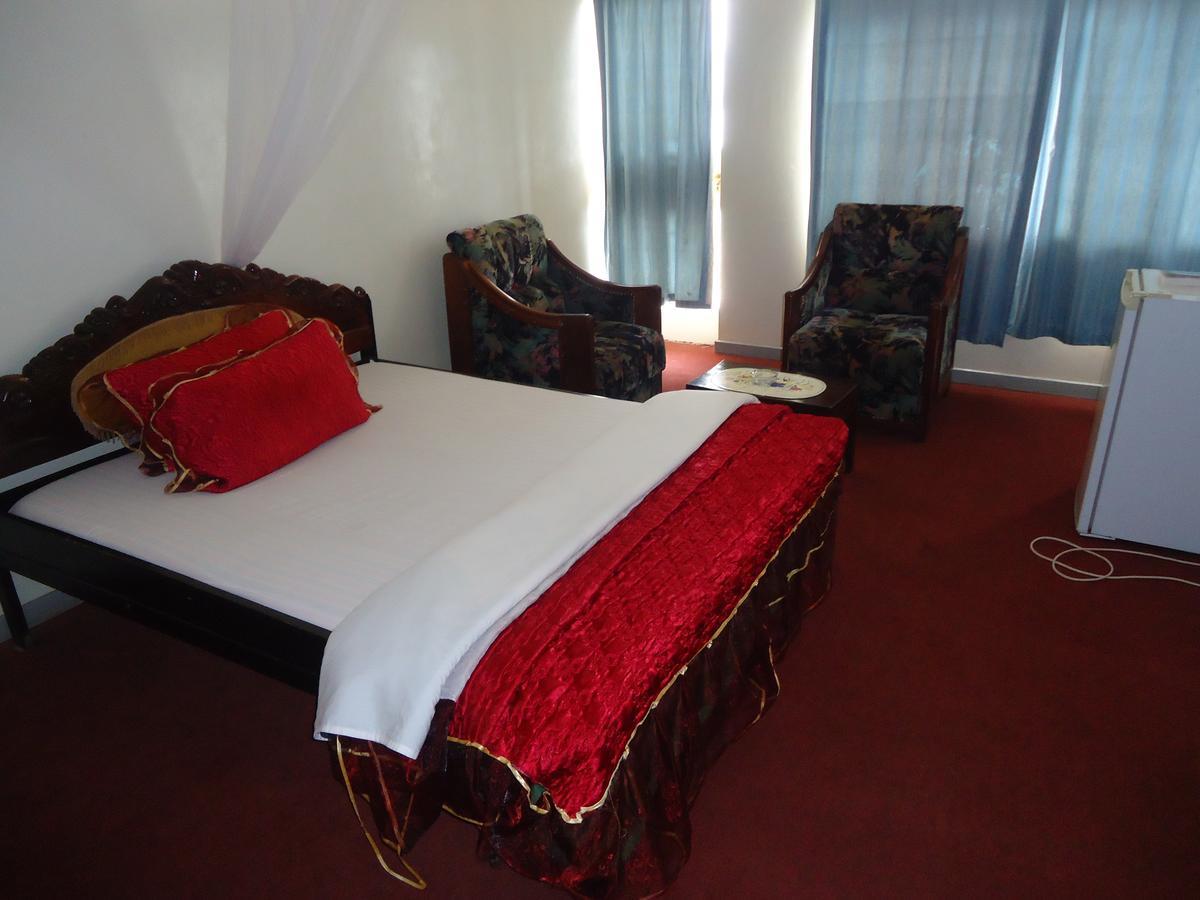 Brisk Hotel Triangle Njeru Esterno foto