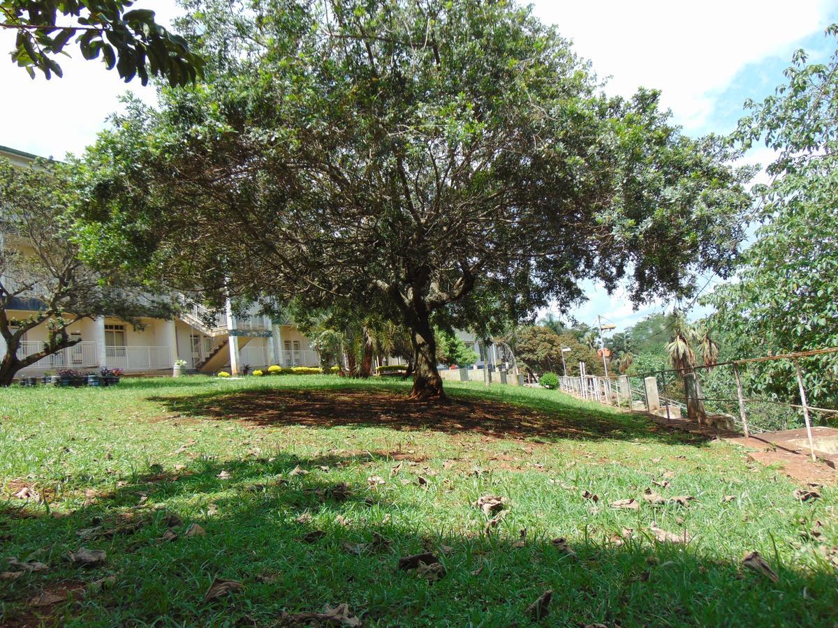 Brisk Hotel Triangle Njeru Esterno foto