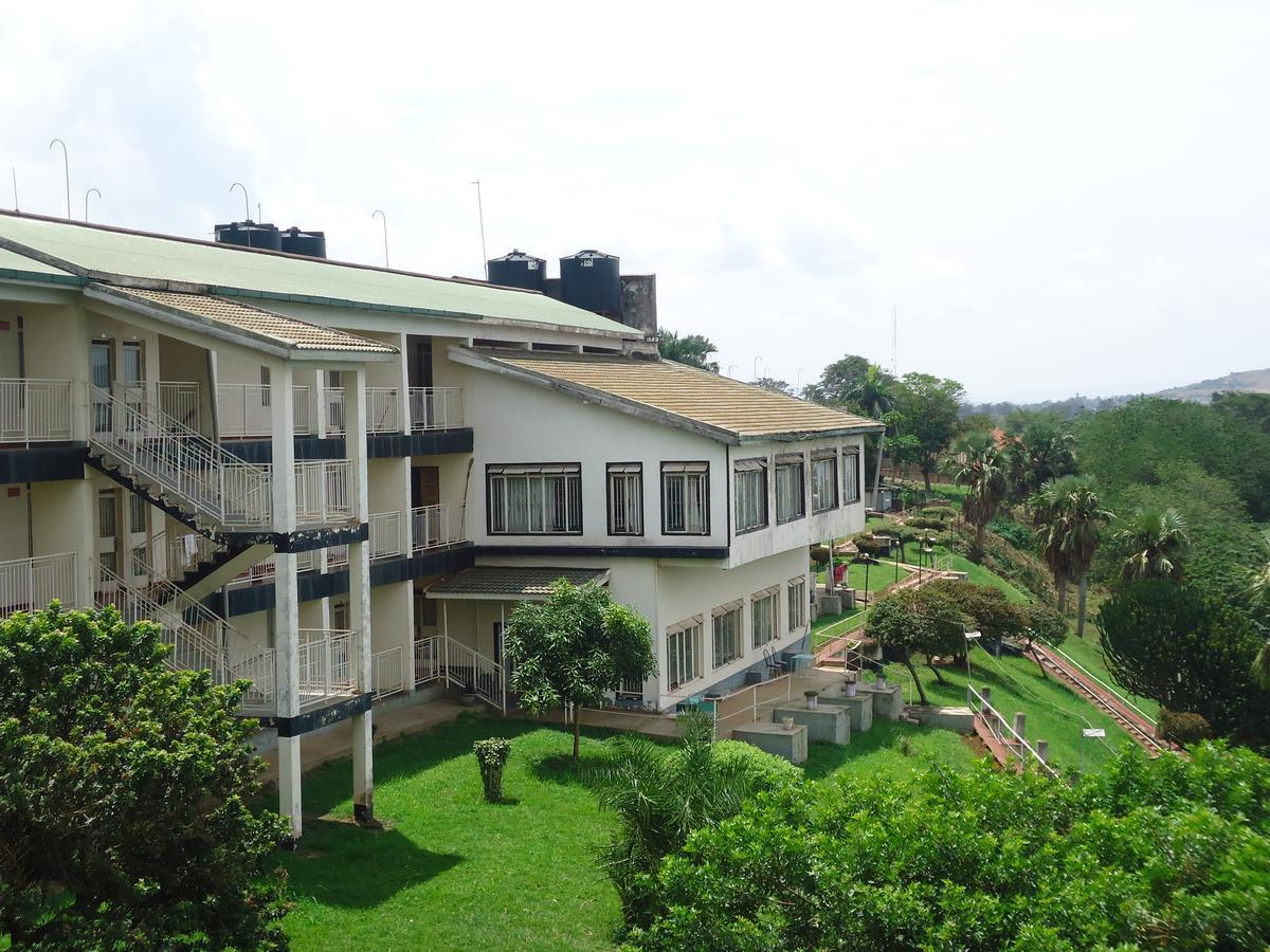 Brisk Hotel Triangle Njeru Esterno foto