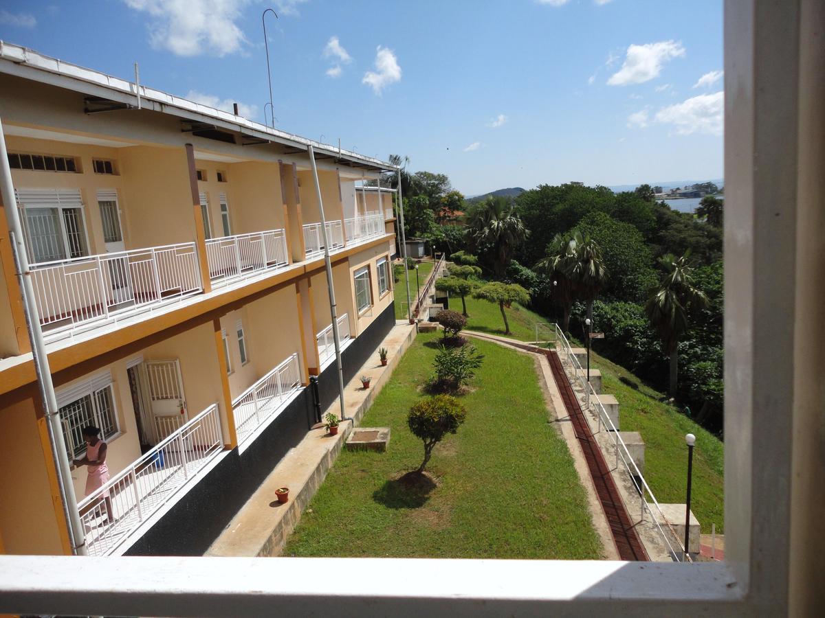 Brisk Hotel Triangle Njeru Esterno foto