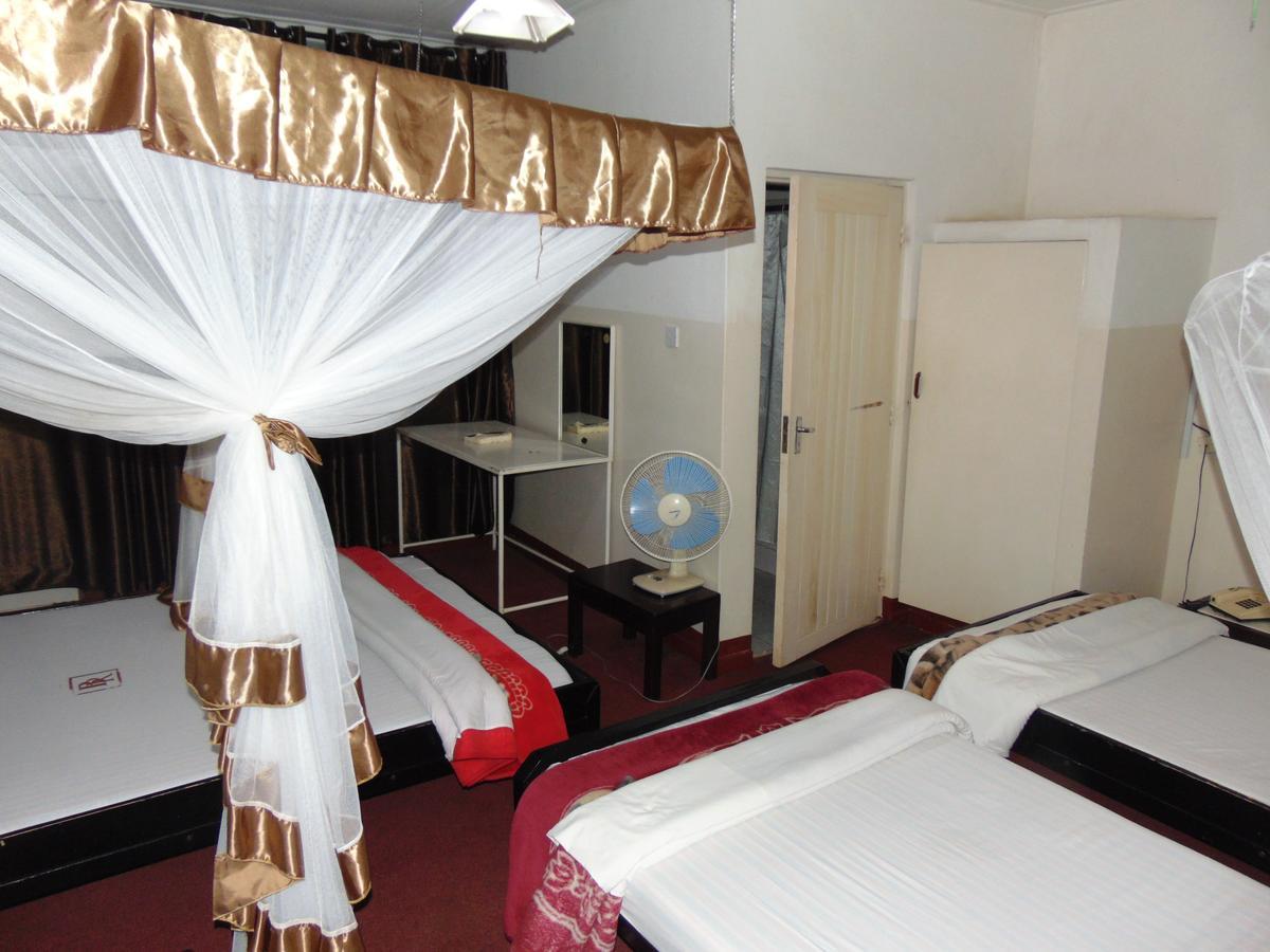 Brisk Hotel Triangle Njeru Esterno foto