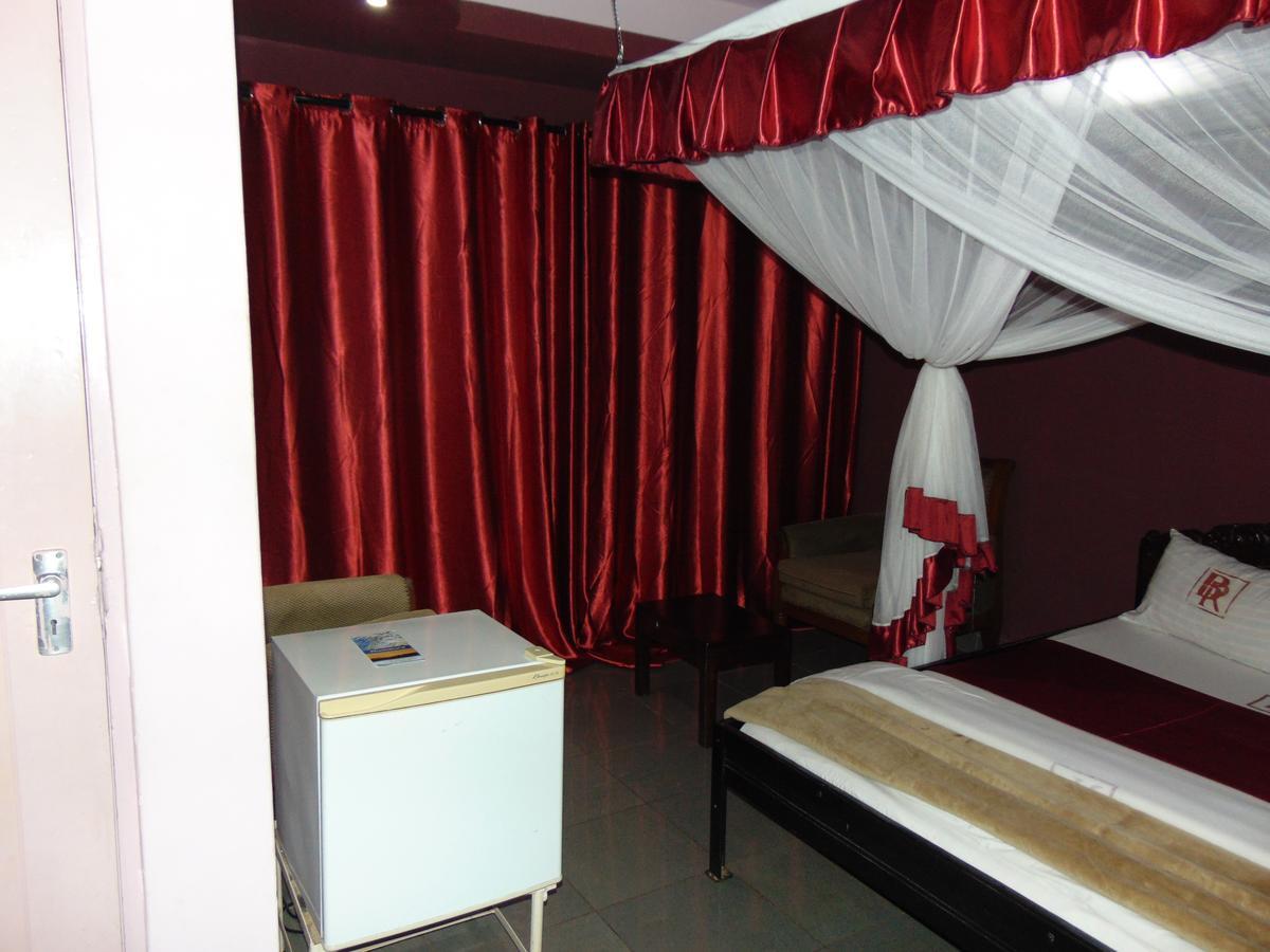 Brisk Hotel Triangle Njeru Esterno foto