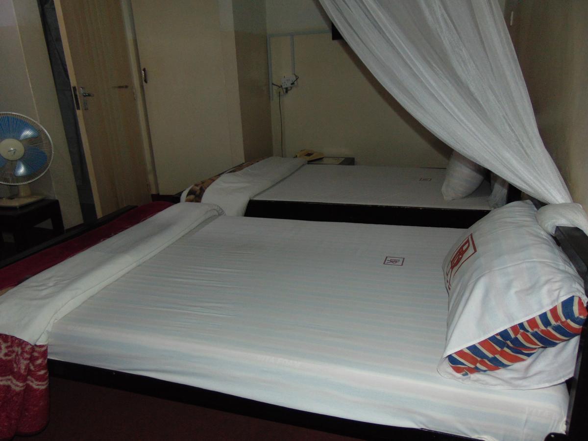 Brisk Hotel Triangle Njeru Esterno foto