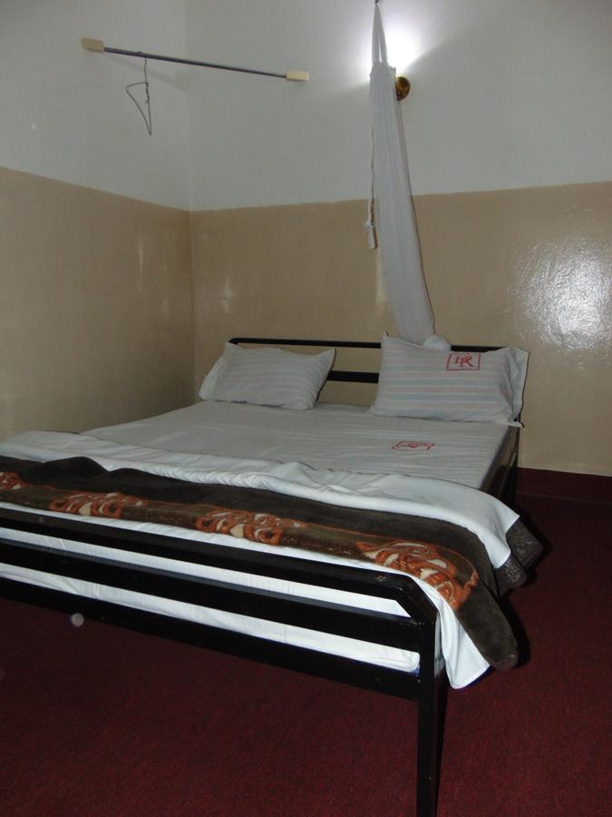 Brisk Hotel Triangle Njeru Esterno foto