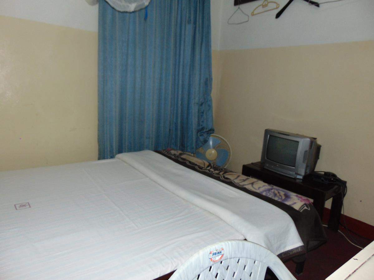 Brisk Hotel Triangle Njeru Esterno foto