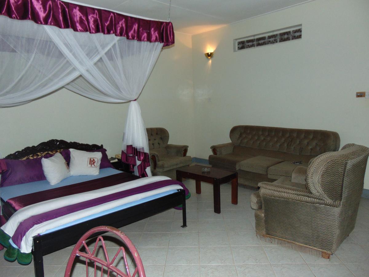 Brisk Hotel Triangle Njeru Esterno foto