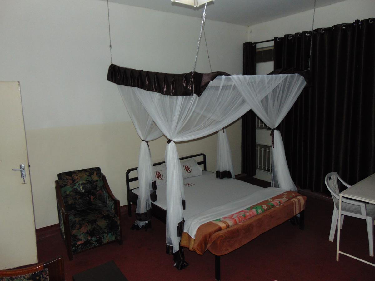 Brisk Hotel Triangle Njeru Esterno foto