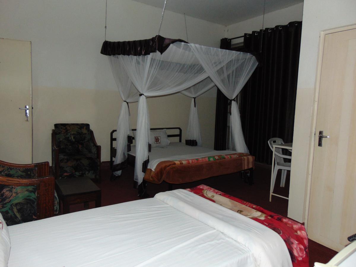 Brisk Hotel Triangle Njeru Esterno foto