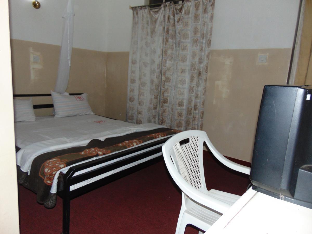 Brisk Hotel Triangle Njeru Esterno foto