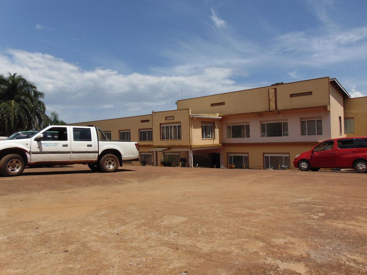 Brisk Hotel Triangle Njeru Esterno foto