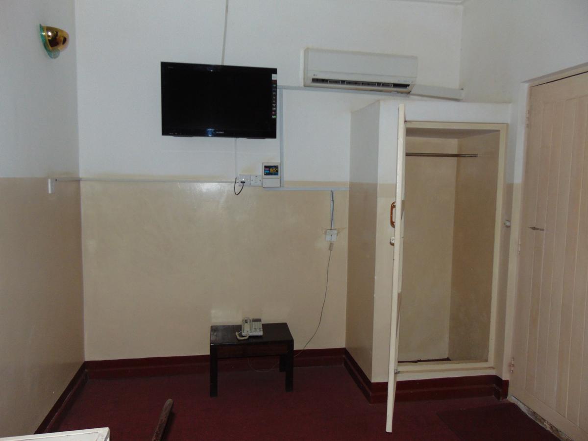 Brisk Hotel Triangle Njeru Esterno foto