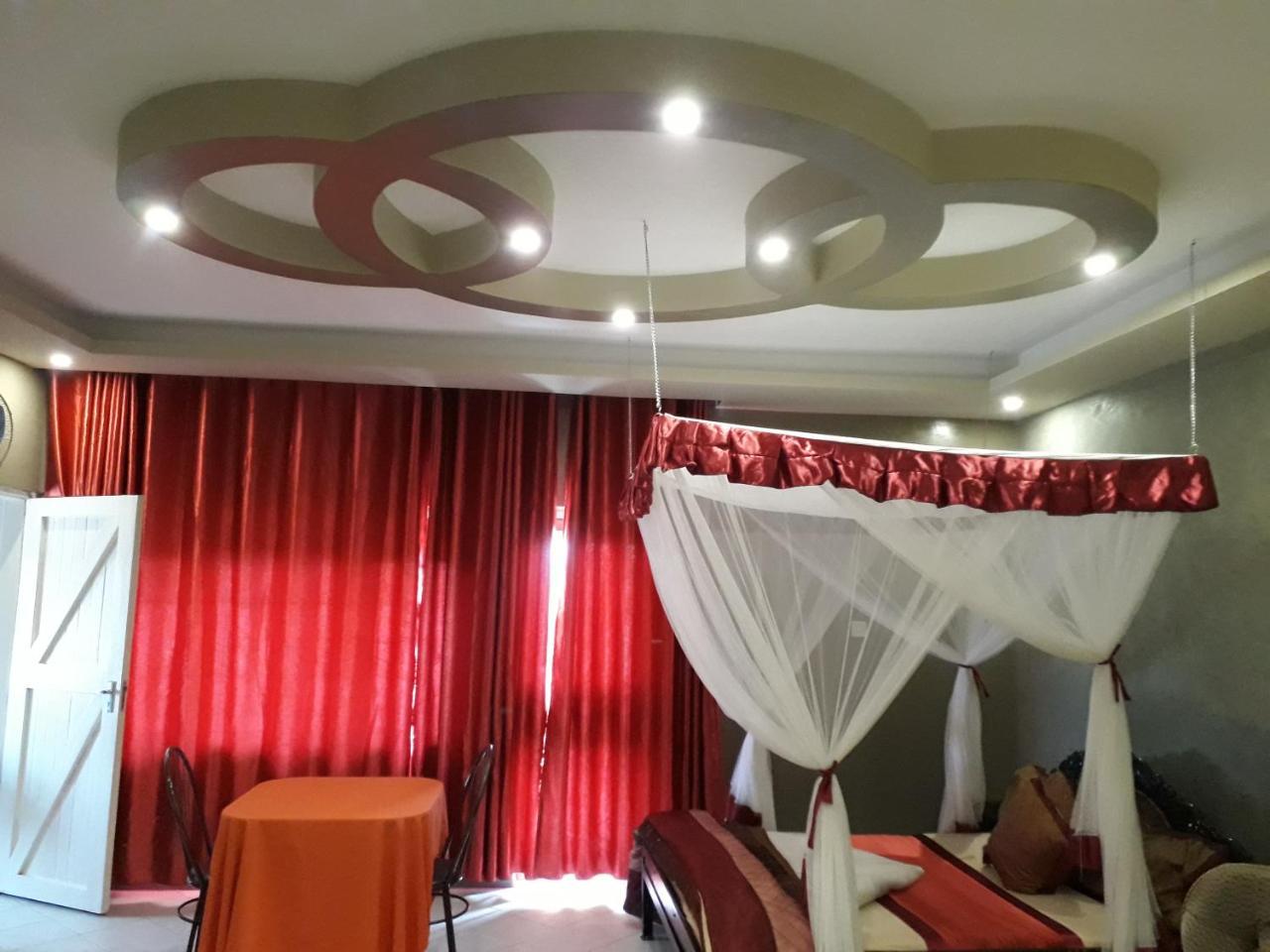 Brisk Hotel Triangle Njeru Esterno foto