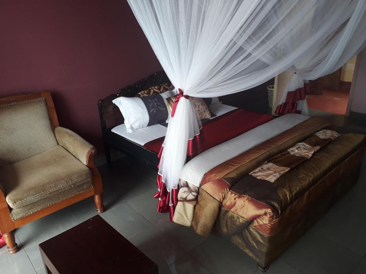Brisk Hotel Triangle Njeru Esterno foto